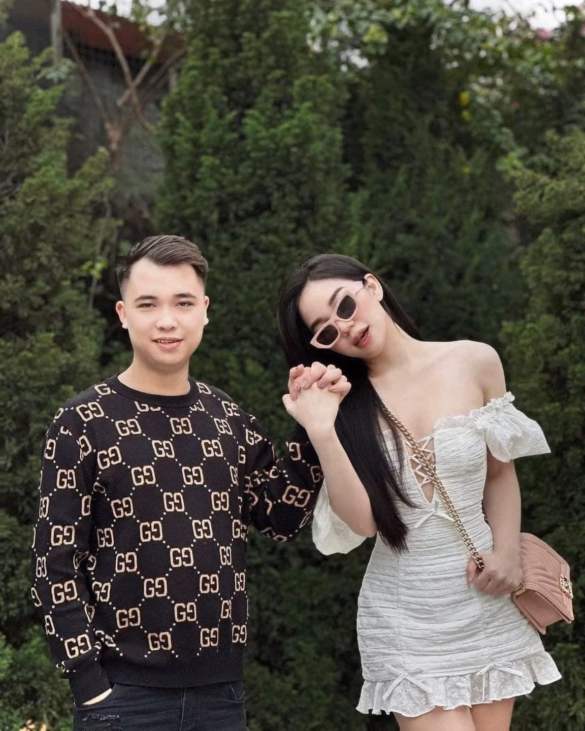 Cặp đôi đăng tải những hình ảnh tình tứ lên trang cá nhân.