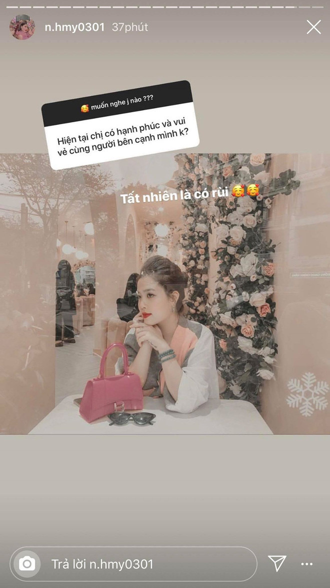 Thế nhưng, thời gian gần đây, cặp đôi có vẻ đã muốn công khai chuyện tình cảm khi liên tục có những dấu hiệu đáng ngờ. Khi được hỏi "Chị có người yêu chưa? Có hạnh phúc không?", bạn gái Quang Hải không ngần ngại nói có và khẳng định hiện tại đang rất hạnh phúc.