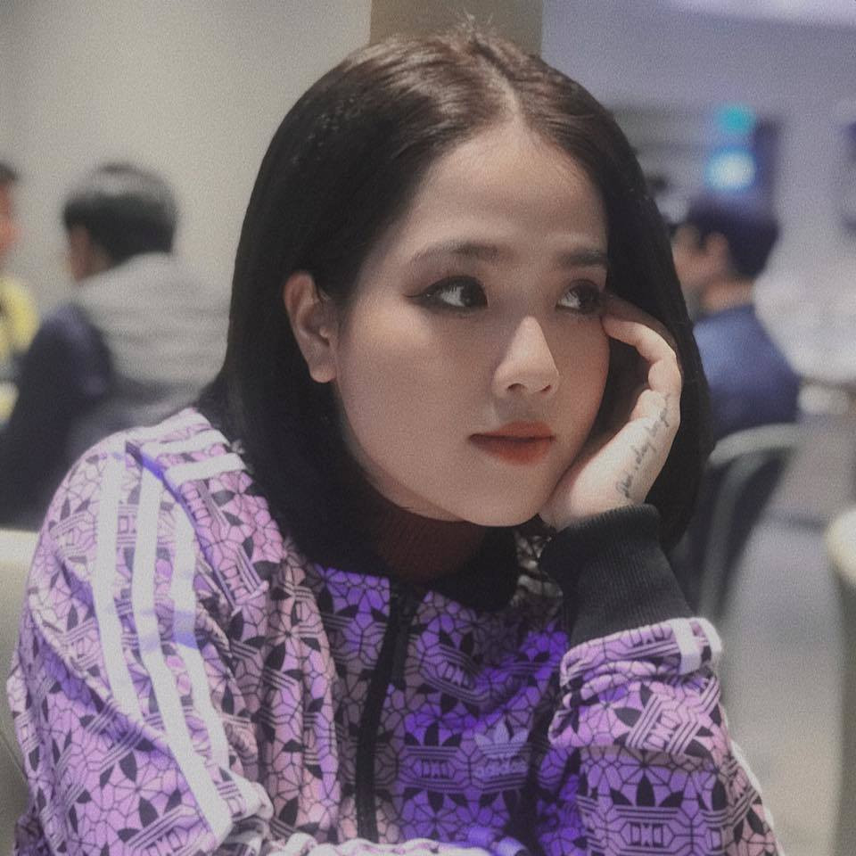 Trên trang cá nhân, Huyền My cũng chia sẻ khoảnh khắc đi chơi nhưng không để lộ mặt Quang Hải. Bằng chứng rõ như ban ngày thế này rồi thì chối cãi thế nào được nữa.