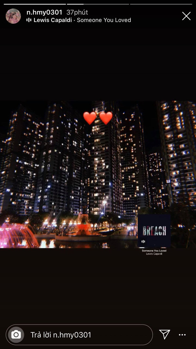 Huyền My cũng có mặt tại địa điểm đó, vào đúng thời gian đó nhưng lại để hai trái tim đỏ rực để khẳng định đang hẹn hò với bạn trai.