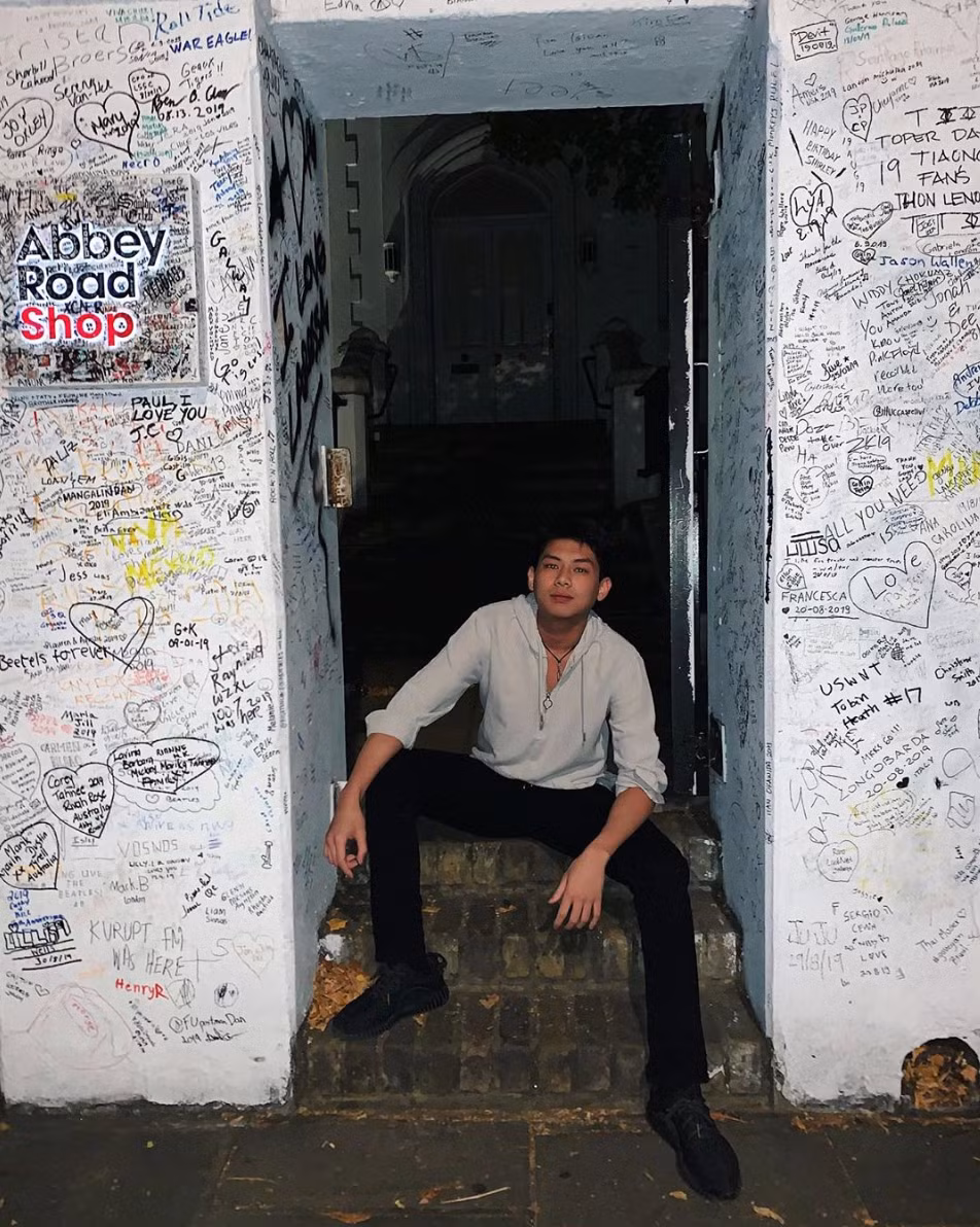 Hiện tại, rich kid đang theo học ngành Quản trị kinh doanh tại London, Anh. Phần lớn thời gian William Hiếu Nguyễn sống bên nước ngoài, ít chia sẻ hình ảnh tại Việt Nam.