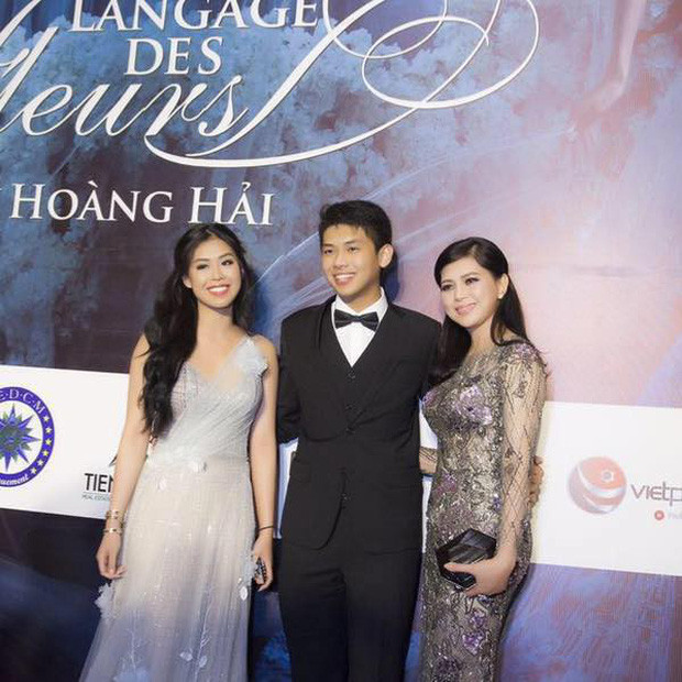 Đa số những tấm ảnh của William Hiếu Nguyễn xuất hiện trên mạng xã hội đều được ghi lại khi anh chàng tham dự tiệc tùng với mẹ, chị hay họp gia đình.