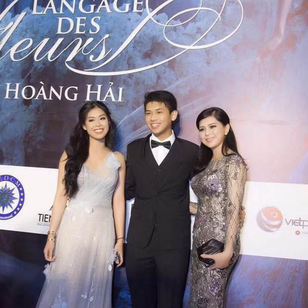 Đa số những tấm ảnh của William Hiếu Nguyễn xuất hiện trên mạng xã hội đều được ghi lại khi anh chàng tham dự tiệc tùng với mẹ, chị hay họp gia đình.