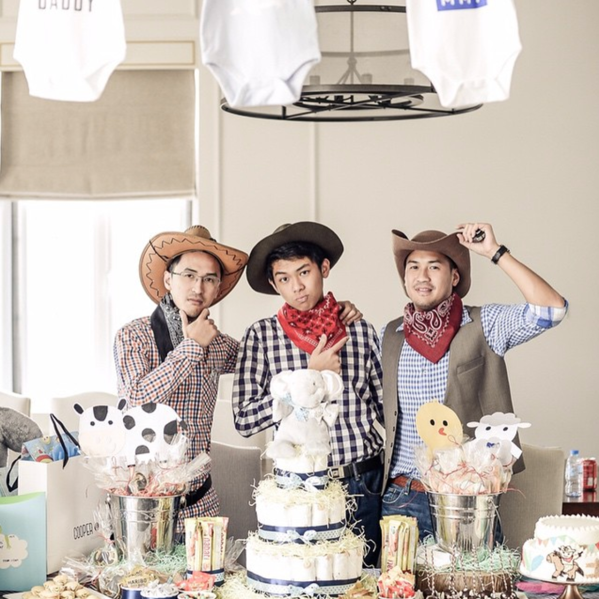 William Hiếu Nguyễn khá thân thiết với hai người anh cùng cha khác mẹ là Louis Nguyễn (chồng Tăng Thanh Hà) và Phillip Nguyễn.