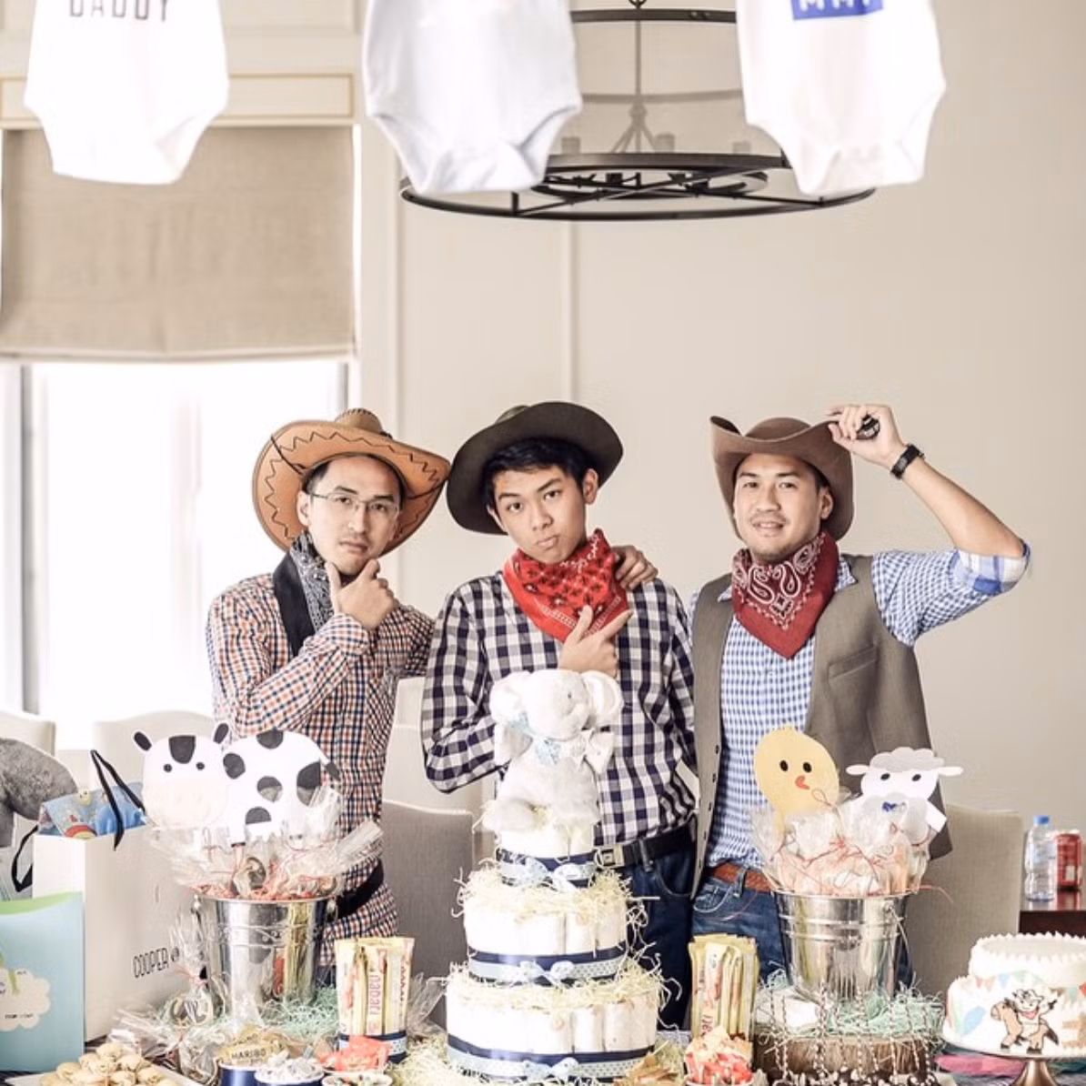 William Hiếu Nguyễn khá thân thiết với hai người anh cùng cha khác mẹ là Louis Nguyễn (chồng Tăng Thanh Hà) và Phillip Nguyễn.