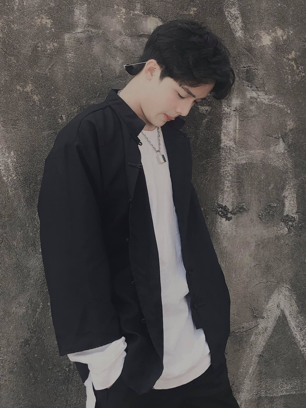 Đình Quang sở hữu góc nghiêng cực thần thánh với sống mũi cao thẳng tắp, đôi mắt to, môi mọng đỏ và nước da trắng sứ. Trông anh chàng như bước ra từ những cuốn tiểu thuyết ngôn tình Trung Quốc.