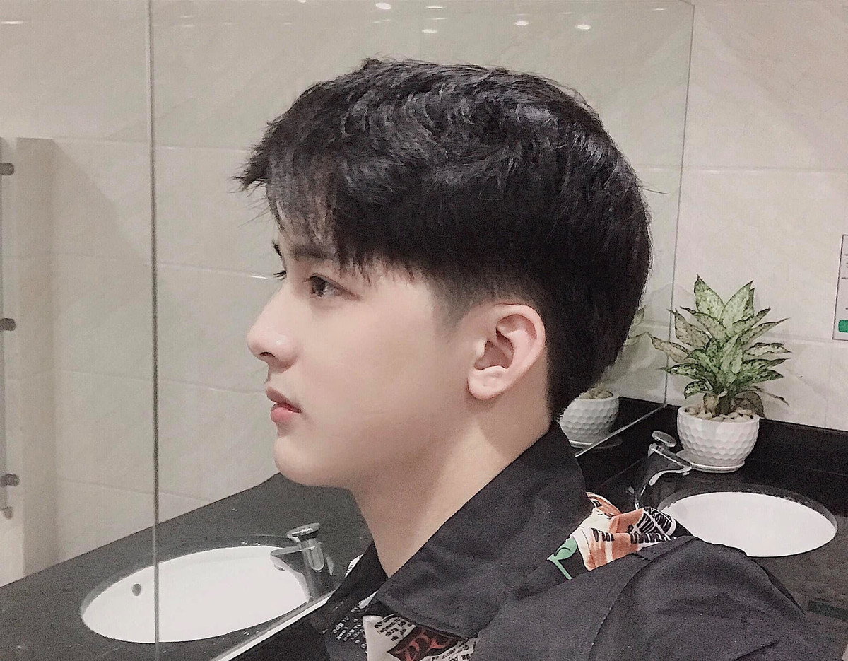 Quang được bạn bè, người thân xung quanh nhận xét là mẫu con trai ấm áp, vui tính, biết quan tâm và thấu hiểu những người xung quanh.