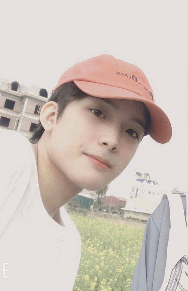 Được biết, hot boy này tên Nguyễn Đình Quang (sinh năm 1999, quê Hải Dương). Chia sẻ về việc nổi tiếng trên mạng xã hội, anh chàng cho biết cũng khá bất ngờ, tuy nhiên thấy rất vui chứ không hề phiền bởi quen thêm được nhiều bạn mới ở khắp mọi miền của Tổ quốc.