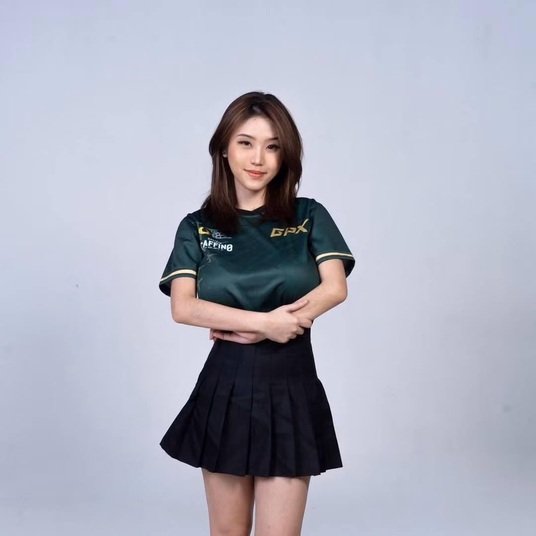 Anastasya Khosasih là một nữ game thủ Mobile Legend thuộc đội tuyển GENG KAPA (GPX). Từ ngày chính thức ra mắt đội tuyển, cô nàng đã khiến fan của GPX "bùng nổ" vì nhan sắc xinh đẹp cùng body cực quyến rũ của mình.