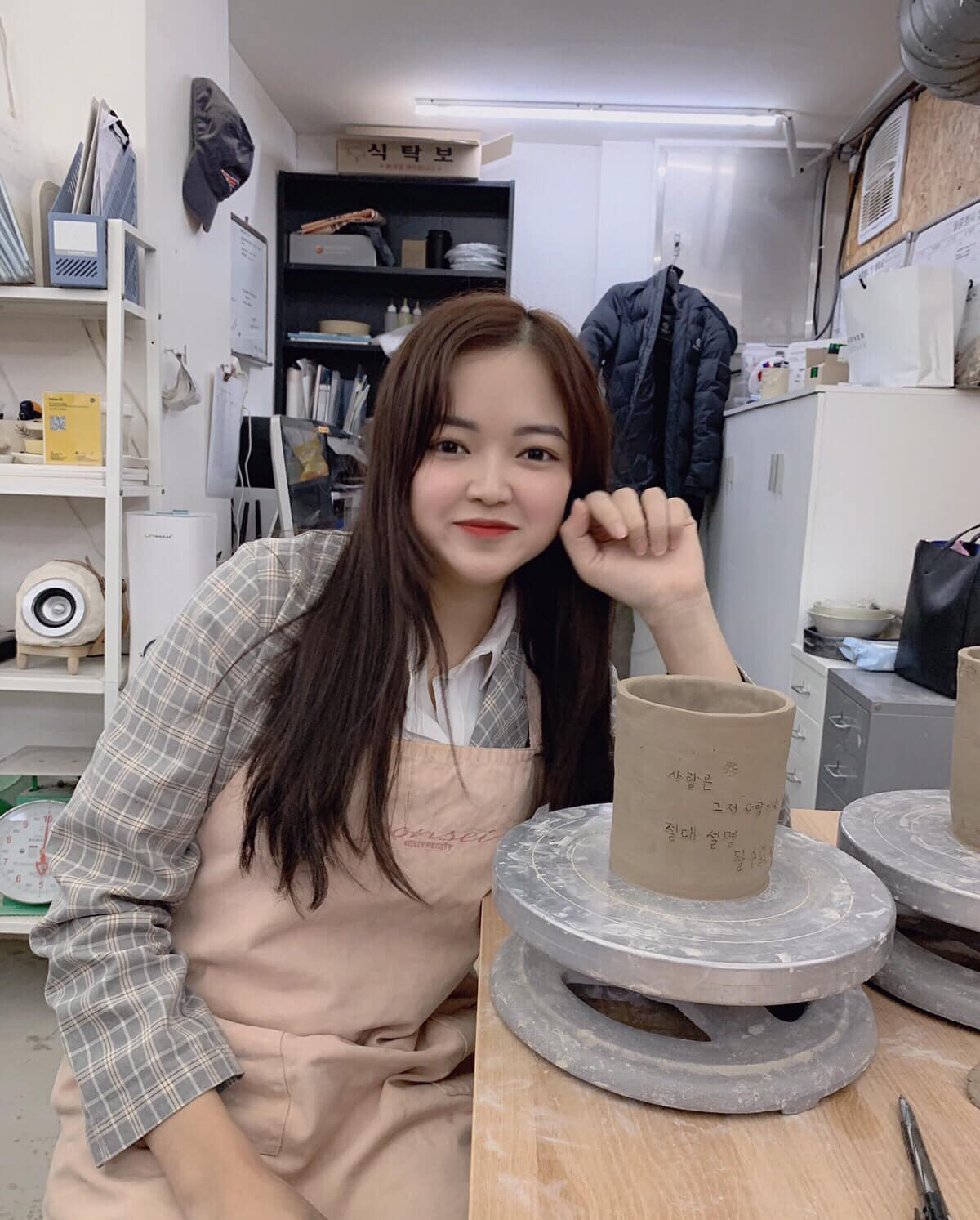 "Đi cách ly mà cứ ngỡ đi nghỉ dưỡng ở Bali luôn vậy, thế này hết 14 ngày có khi lại đòi cách ly tiếp thì chết dở. Công tác phòng dịch quá tốt ạ", "Chống mắt lên xem mấy du khách Hàn Quốc ăn nói hàm hồ trên truyền hình về nước có được sung sướng như ở Việt Nam không. Đúng là có phúc mà không biết hưởng" - Dân mạng bình luận trong bài chia sẻ của Quỳnh Như.