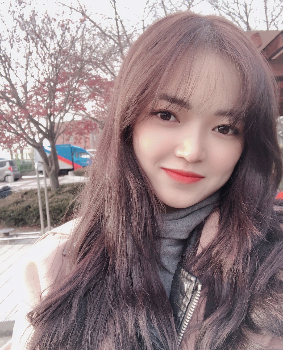 "Nhà nước bao nuôi miễn phí và cán bộ Tổ trực cứ đối xử với e như thế, mai mốt hết 14 ngày cách ly em lại quen với cái sự chăm lo này thì chết mất. Không biết nói cảm ơn như nào cho đủ. Em cũng xin thẳng thắn chia sẻ là nếu phải đóng tiền để lo ăn uống cách ly thì em cũng sẽ hoàn toàn hợp tác. Đưa ra quyết định bỏ học, bỏ tiền, bỏ cả những dự định dang dở để về nước, được lo lắng, chăm sóc cho chu đáo như thế này, cảm thấy quyết định của bản thân là đúng đắn và em rất trân trọng" - Cô nàng cảm kích chia sẻ.