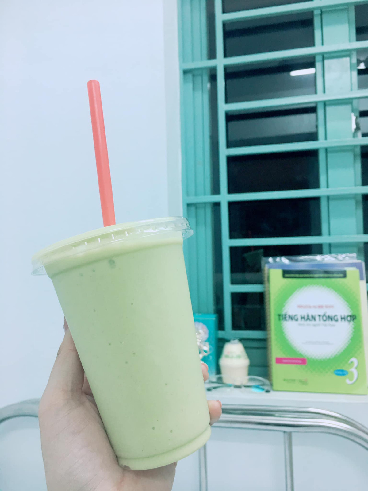 Trong khu cách ly nhưng mọi người được trải nghiệm dịch vụ không khác gì khách sạn 5 sao với phòng có ban công, được cung cấp thực đơn tự chọn mỗi ngày và còn được nhân vân y tế tặng thêm cho ly sinh tố bơ khiến những người con xa xứ lâu ngày cảm động rớt nước mắt.