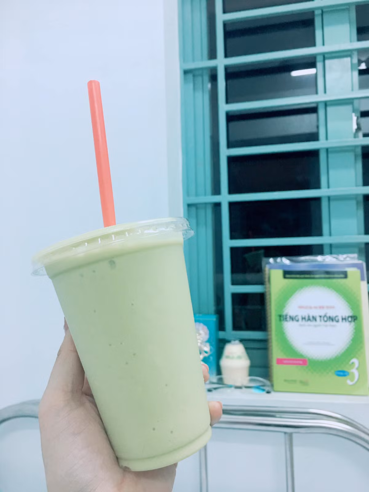 Trong khu cách ly nhưng mọi người được trải nghiệm dịch vụ không khác gì khách sạn 5 sao với phòng có ban công, được cung cấp thực đơn tự chọn mỗi ngày và còn được nhân vân y tế tặng thêm cho ly sinh tố bơ khiến những người con xa xứ lâu ngày cảm động rớt nước mắt.