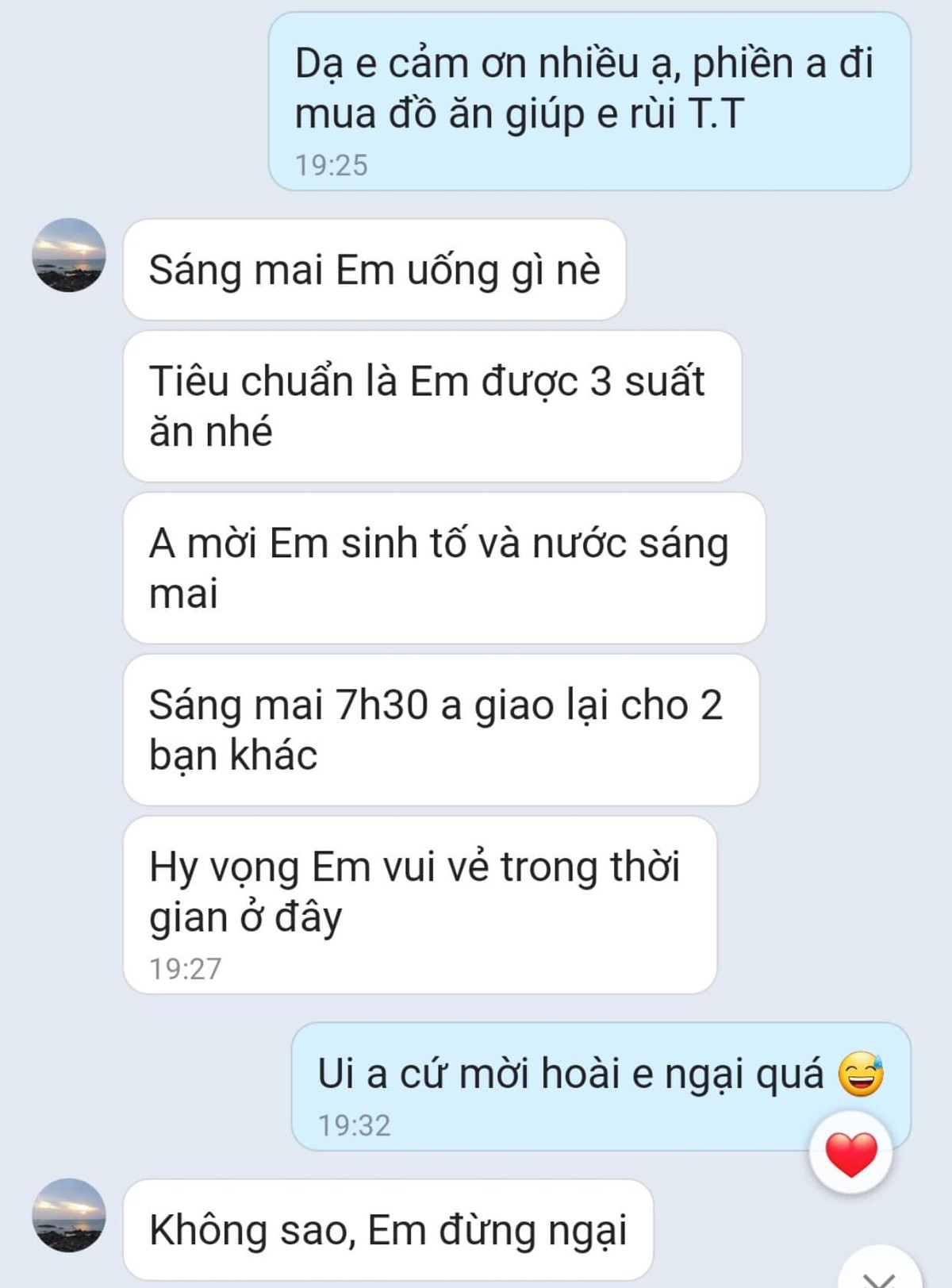 Cô nàng có tên Lê Quỳnh Như cho biết, ngay khi vừa về khu cách ly Covid-19 tại Trung tâm Y Tế cách ly quận 11 đã có người tới nhẹ nhàng hỏi han, cung cấp suất ăn cực kỳ chu đáo. Hơn thế khăn tắm, bàn chải,...các vật dụng cá nhân đều đã được chuẩn bị sẵn, thậm chí có cả tờ hướng dẫn cách ly, cung cấp pass wifi, số điện thoại liên hệ khẩn cấp cho tất cả mọi người.