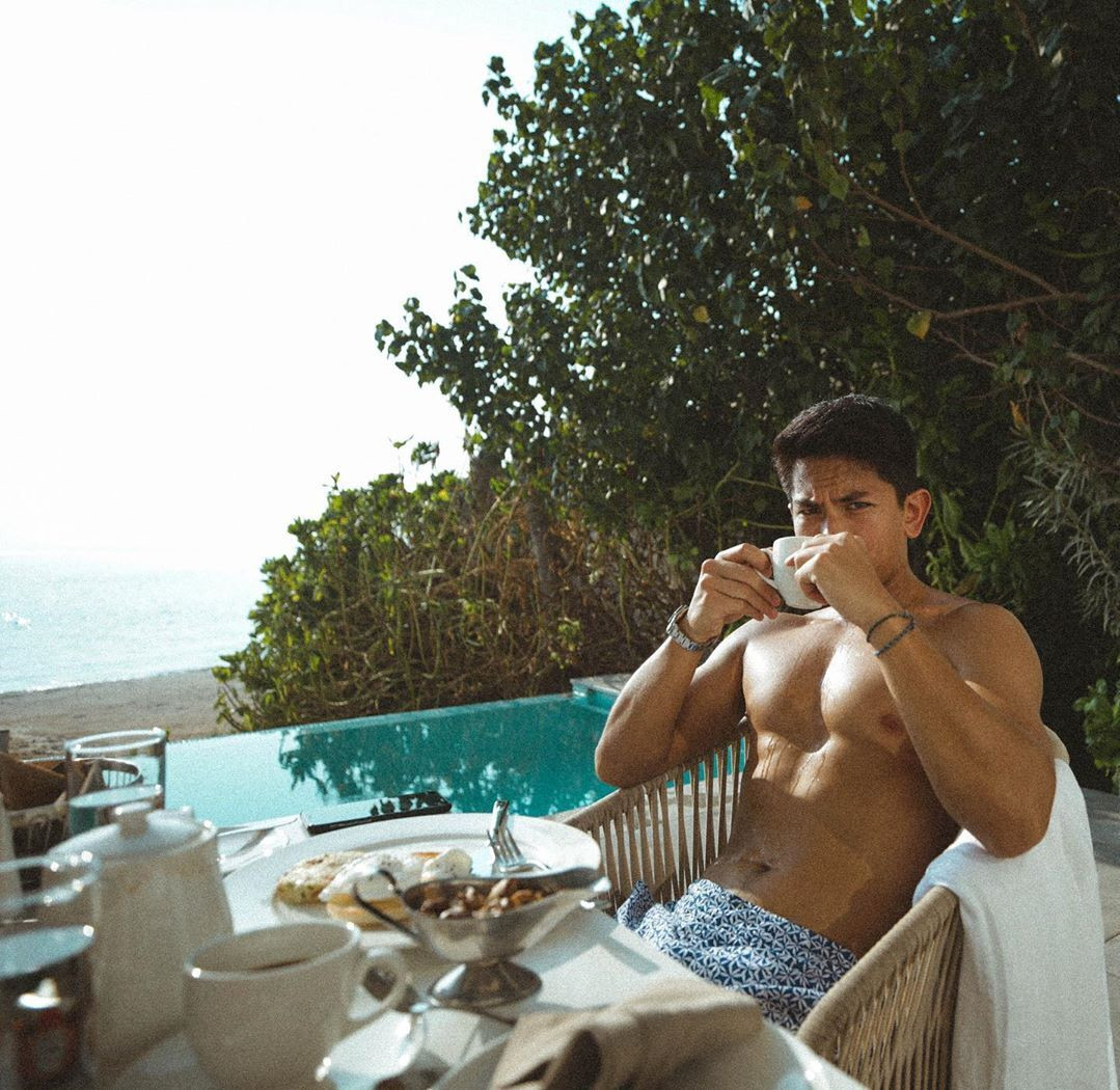 Abdul Mateen khoe cơ bụng 6 múi, thu hút rất nhiều fans hâm mộ trên toàn thế giới.