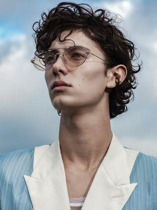 Hoàng tử Đan Mạch gây ấn tượng bởi mái tóc xoăn dài, đôi mắt xanh và gương mặt góc cạnh.