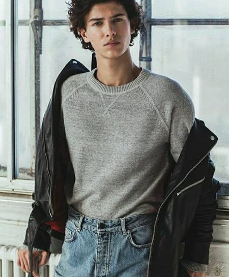 Đứng thứ 6 trong danh sách kế vị ngai vàng, hoàng tử từng theo học tại Trường Sĩ quan Quân đội Hoàng gia Đan Mạch nhưng đã bỏ cuộc sau một thời gian ngắn.