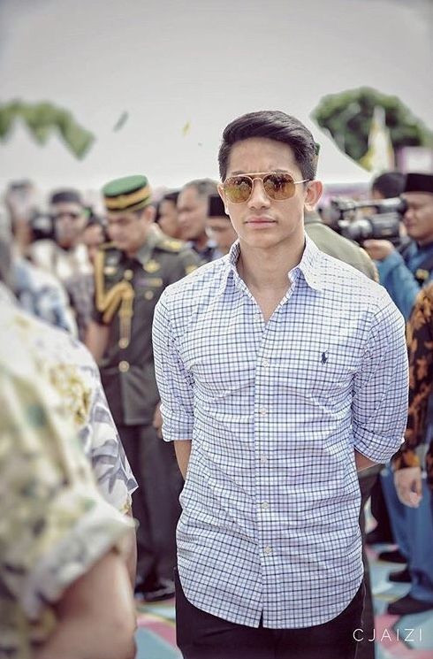 Hoàng tử từng gây sốt tại SEA Games 29, 30 khi đại diện cho Brunei tham dự môn thể thao hoàng tộc Polo. Anh có gương mặt cực điển trai, phong thái đậm chất hoàng gia.