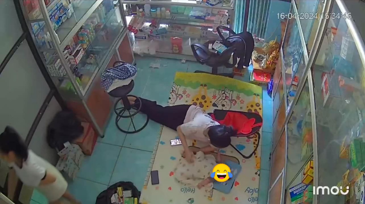 Lúc này em bé mới được ti sữa xong và vẫn chơi ngoan.