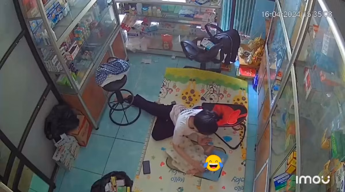 Người dì cũng tranh thủ trêu và chuyện trò cùng đứa cháu ruột.