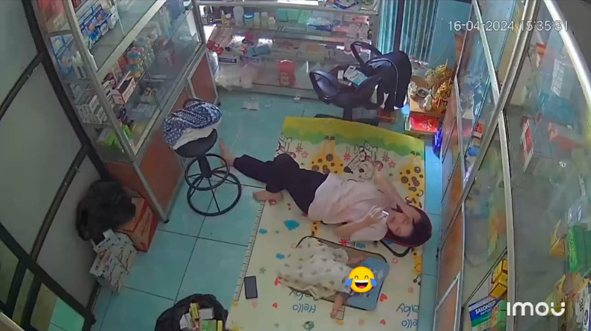 Dì xem điện thoại đường dì, chau chơi đường cháu.