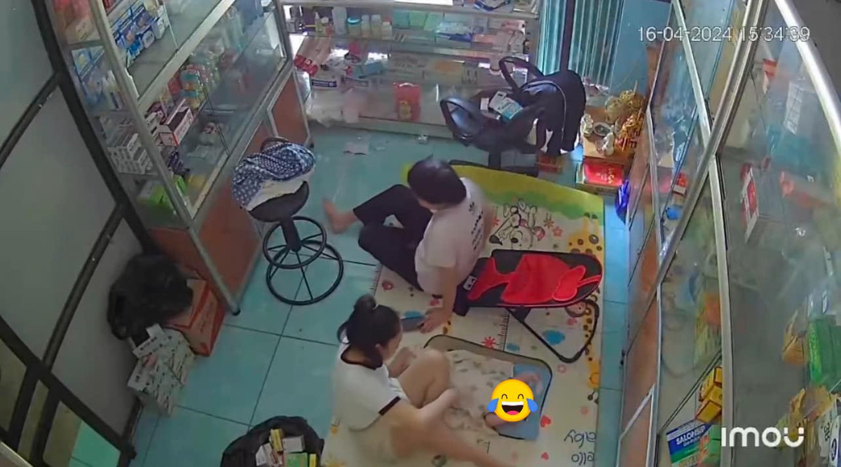 Câu chuyện mới đây được đăng tải trên mạng xã hội đã khiến netizen dở khóc dở cười. Vì chị gái mới sinh nên người dì đã qua thăm mẹ cùng em bé.