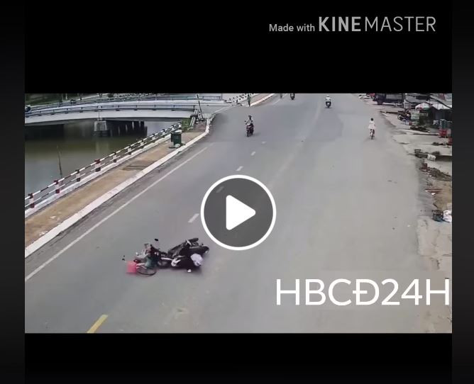 Vo tu sang duong, be gai di xe dap gay tai nan tranh cai-Hinh-2