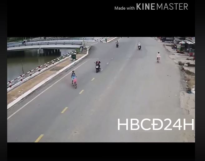 Vo tu sang duong, be gai di xe dap gay tai nan tranh cai