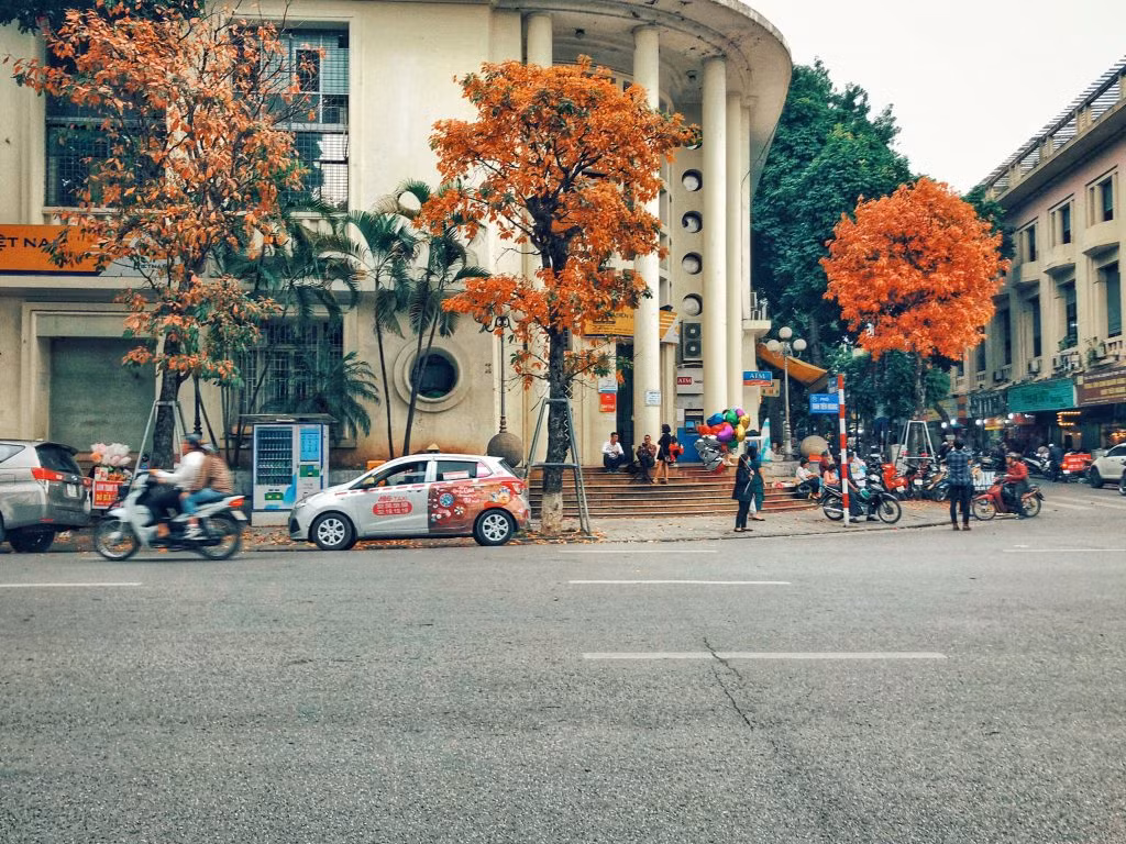 Hà Nội ngày thu có nét gì đó yên tĩnh, bớt ồn ào, vội vã. Ảnh: Zing.vn.