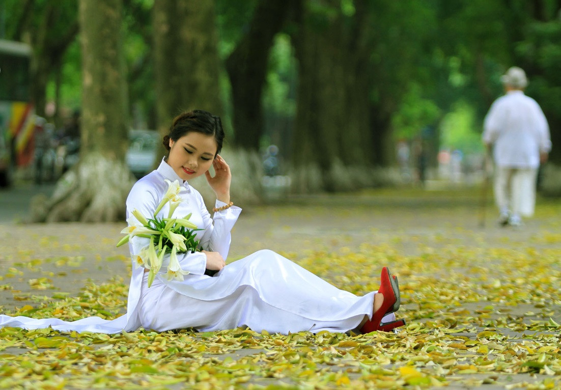 Hình ảnh thiếu nữ trong tà áo dài trắng tinh khôi là hình ảnh quen thuộc xuất hiện trong nhiều bài thơ, bức vẽ về thu Hà Nội. Ảnh: Tiin.vn.