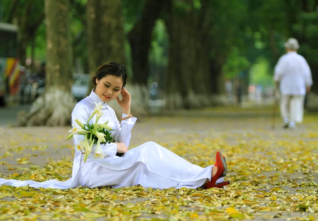 Hình ảnh thiếu nữ trong tà áo dài trắng tinh khôi là hình ảnh quen thuộc xuất hiện trong nhiều bài thơ, bức vẽ về thu Hà Nội. Ảnh: Tiin.vn.