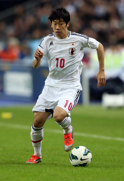  Trong vai trò của một tiền vệ tấn công, Kagawa có thể loại bỏ hàng thủ đối phương chỉ bằng một đường chọc khe, hoặc cũng có thể tự mình kết thúc trận đấu bằng một cú sút từ ngoài vạch 16m50. 