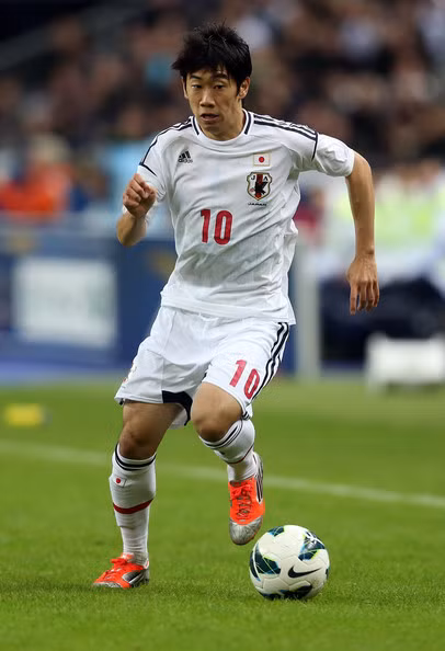  Trong vai trò của một tiền vệ tấn công, Kagawa có thể loại bỏ hàng thủ đối phương chỉ bằng một đường chọc khe, hoặc cũng có thể tự mình kết thúc trận đấu bằng một cú sút từ ngoài vạch 16m50. 