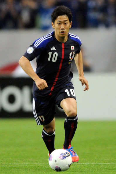  Shinji Kagawa (Nhật Bản): Không nghi ngờ gì, Kagawa là niềm hy vọng lớn nhất của Nhật Bản trên hành trình bảo vệ danh hiệu vô địch Asiad Cup 2015 này. Nếu “nhạc trưởng” 25 tuổi này chơi đúng phong độ, lối đá ban chuyền kỹ thuật của Nhật Bản có thể sẽ gây phiền toái cho bất cứ đối thủ nào. Bỏ lại sau lưng những lời chỉ trích về World Cup 2014 đáng thất vọng, Kagawa đã dần tìm lại được hình ảnh đích thực của mình kể từ khi rời Manchester United (Anh) để quay trở lại mái nhà xưa Borussia Dortmund (Đức).