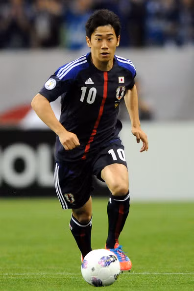  Shinji Kagawa (Nhật Bản): Không nghi ngờ gì, Kagawa là niềm hy vọng lớn nhất của Nhật Bản trên hành trình bảo vệ danh hiệu vô địch Asiad Cup 2015 này. Nếu “nhạc trưởng” 25 tuổi này chơi đúng phong độ, lối đá ban chuyền kỹ thuật của Nhật Bản có thể sẽ gây phiền toái cho bất cứ đối thủ nào. Bỏ lại sau lưng những lời chỉ trích về World Cup 2014 đáng thất vọng, Kagawa đã dần tìm lại được hình ảnh đích thực của mình kể từ khi rời Manchester United (Anh) để quay trở lại mái nhà xưa Borussia Dortmund (Đức).