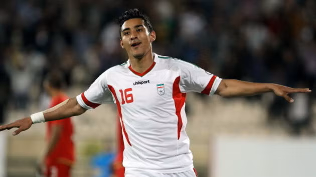  Reza Ghoochannejhad (Iran): Biệt danh của cầu thủ chạy cánh 27 tuổi này là “Gucci”. Anh là một trong những cái tên “hot” nhất của bóng đá Iran vào thời điểm này. Anh có trận ra mắt Iran hồi tháng 10/2012. Tại World Cup 2014, “Gucci” được nhớ đến là người ghi bàn thắng duy nhất cho Iran tại giải, một bàn thắng an ủi trong thất bại 1 - 3 trước Bosnia &amp; Herzegovina. Trước đó, anh cũng đã ghi bàn quyết định trước Hàn Quốc tại vòng loại, giúp Iran giành vé thông hành tới Brazil.