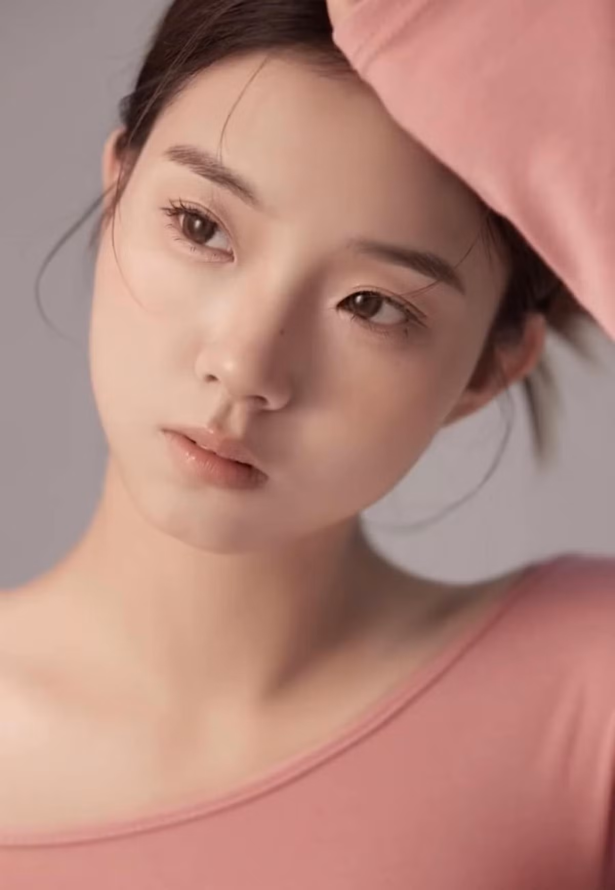 Hiện từ khóa "nhan sắc ngoài đời của má Vương" đang được lên hot search, ai nấy đều trầm trồ vì vẻ ngoài quá xinh đẹp của nữ diễn viên này.