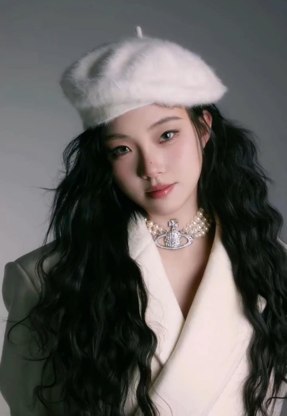 Sở hữu đôi mắt không quá to nhưng rất có hồn và đầy thu hút.