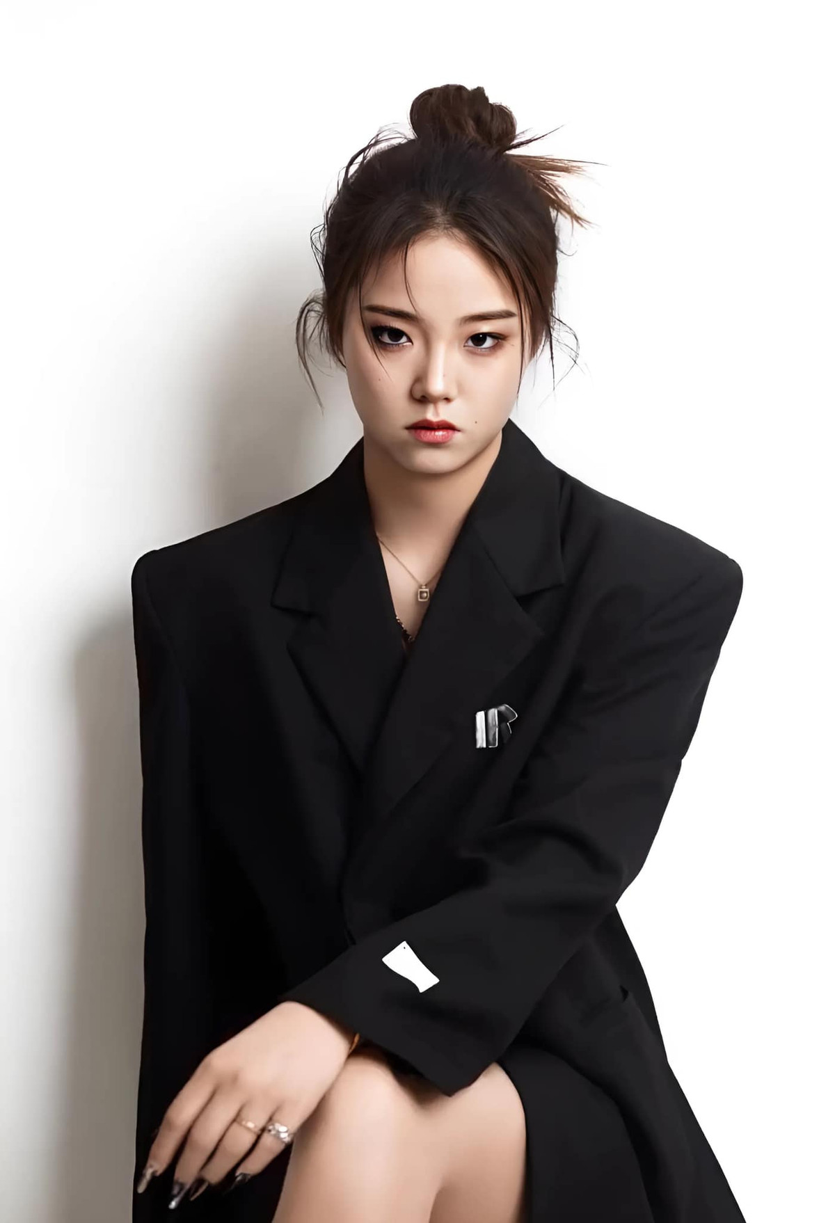 Được biết, cô nàng là một diễn viên, mẫu ảnh, cô thường thay đổi hình ảnh của mình trong những bộ ảnh khác nhau.