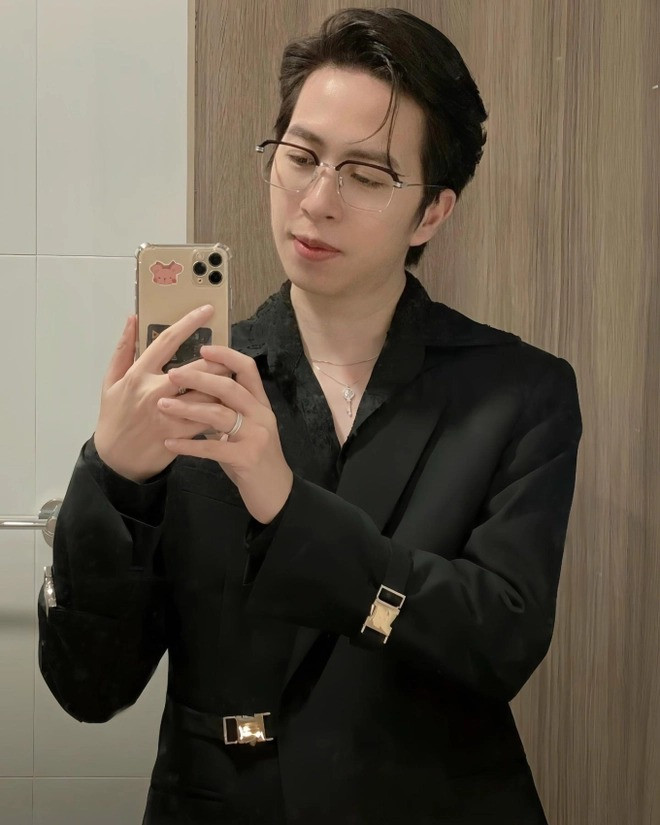 Trước đó, ViruSs và Ngọc Kem được bắt gặp đưa nhau đi ăn kem và có những hành động tình tứ.