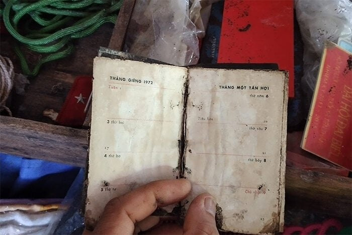 Cuốn sổ lịch từ năm 1972 đã hoen màu, thế nhưng chữ in vẫn rõ ràng. Có thể đây là quyển sổ ghi chú, nhật ký thời ông bà ta.