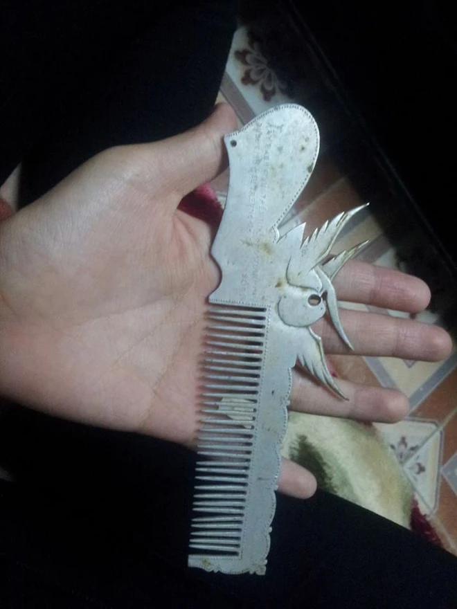 Ngoài những vết tích do thời gian để lại, chiếc lược vẫn nguyên vẹn như ngày nào.