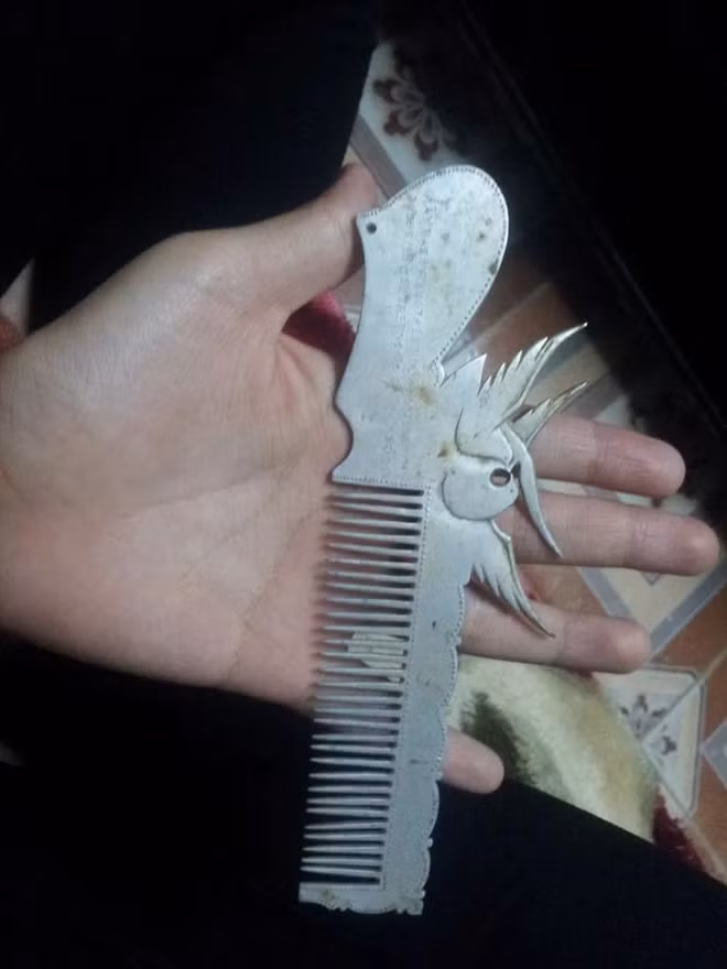 Ngoài những vết tích do thời gian để lại, chiếc lược vẫn nguyên vẹn như ngày nào.