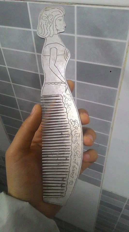 Dòng chữ được khắc tay tỉ mỉ: "Trường Sa tháng 10".