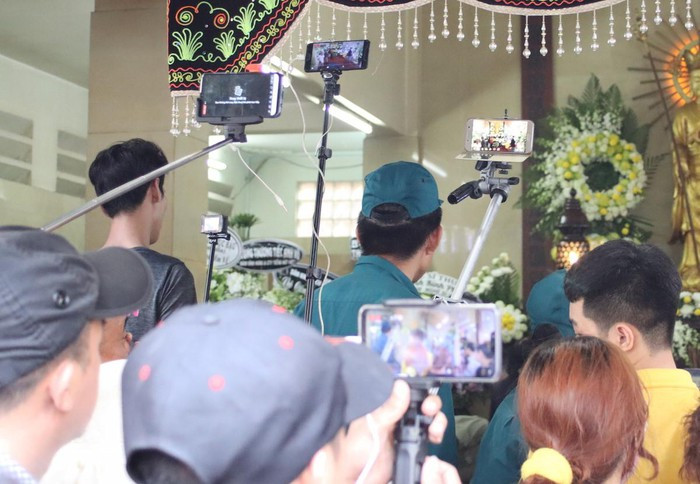 Trong tang lễ của nghệ sĩ Anh Vũ rất nhiều YouTuber, Streamers đã có mặt tại đây. Họ lợi dụng sự kiện để livestream, quay clip, thậm chí là thuyết minh về thời gian, địa điểm, kêu gọi mọi người vào thả tim, bình luận tạo nên một cảnh tượng phản cảm ngay tại tang lễ.