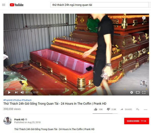 Nguy hiểm hơn là những video thực hiện các “thử thách” có phần mạo hiểm hơn như video “Thử thách 24h sống trong quan tài”, video “Thử thách 24h sống trong nhà dưới đất”, video “Thử thách bơi trên sông bằng túi nilon” hay thậm chí là “Thử thách uống dung dịch vệ sinh phụ nữ” ...