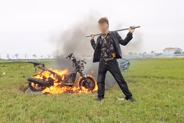 Trước đây, kênh YouTube của K.B khi làm clip đốt xe nhằm câu view, thu hút sự chú ý của CĐM đã khiến cho nhiều người bức xúc bởi hành động liều lĩnh, nguy hiểm này.