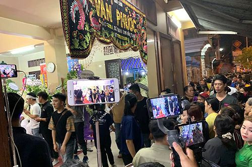 Họ còn chuẩn bị đầy đủ các thiết bị cần thiết như điện thoại, gậy hỗ trợ tự chụp ảnh, sạc dự phòng… và không ngại chen chúc, xô đẩy gây mất trật tự để “công việc” được tiến hành thuận lợi hơn.