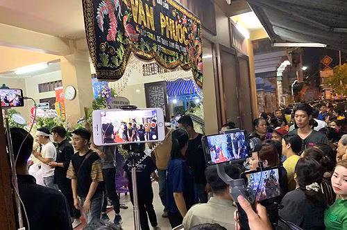 Họ còn chuẩn bị đầy đủ các thiết bị cần thiết như điện thoại, gậy hỗ trợ tự chụp ảnh, sạc dự phòng… và không ngại chen chúc, xô đẩy gây mất trật tự để “công việc” được tiến hành thuận lợi hơn.