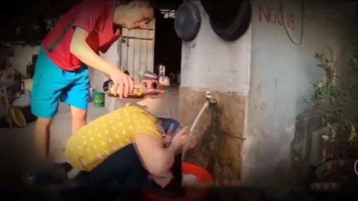 Những video trêu đùa cha mẹ nổi lên gần đây với nội dung sơ sài, không có sự đầu tư, đa số nhắm vào hành động mạnh, gây phản ứng bất ngờ. Những YouTuber này thường chọn thời điểm mẹ đi làm đồng về, rửa bát hay gội đầu để thực hiện việc đổ nước mắm, hay trứng sống trực tiếp lên đầu mẹ mình.